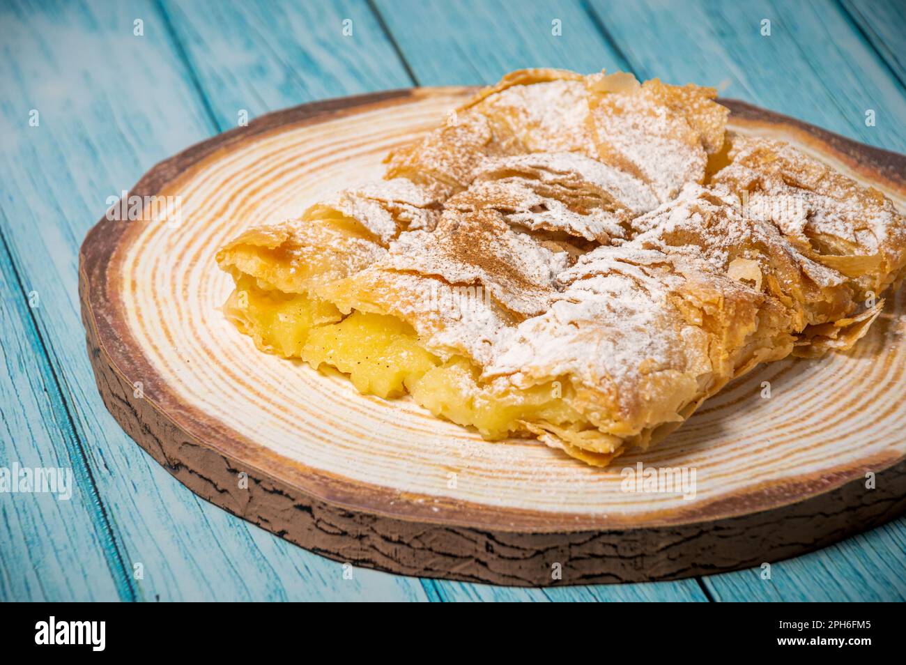 Pasta greca Bougatsa con pasta di fillo e crema di crema di semola. Foto Stock