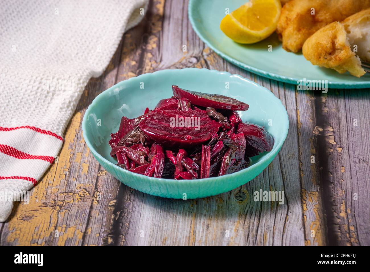 Insalata di barbabietole con aglio nel recipiente Foto Stock