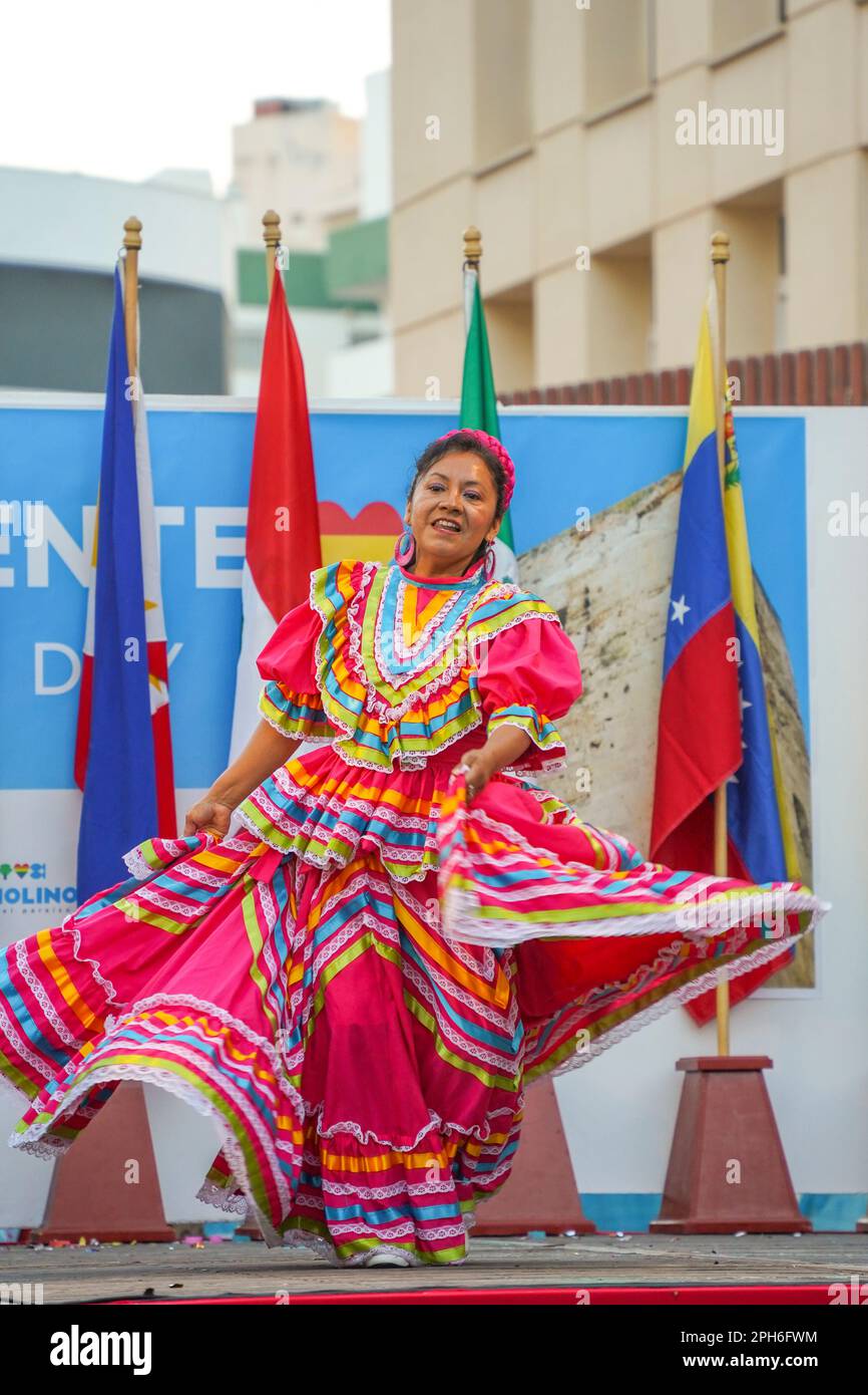 Torremolinos. Donna che esegue tradizionale danza sudamericana, dia del residente, evento multiculturale, Costa del Sol, Spagna. Foto Stock
