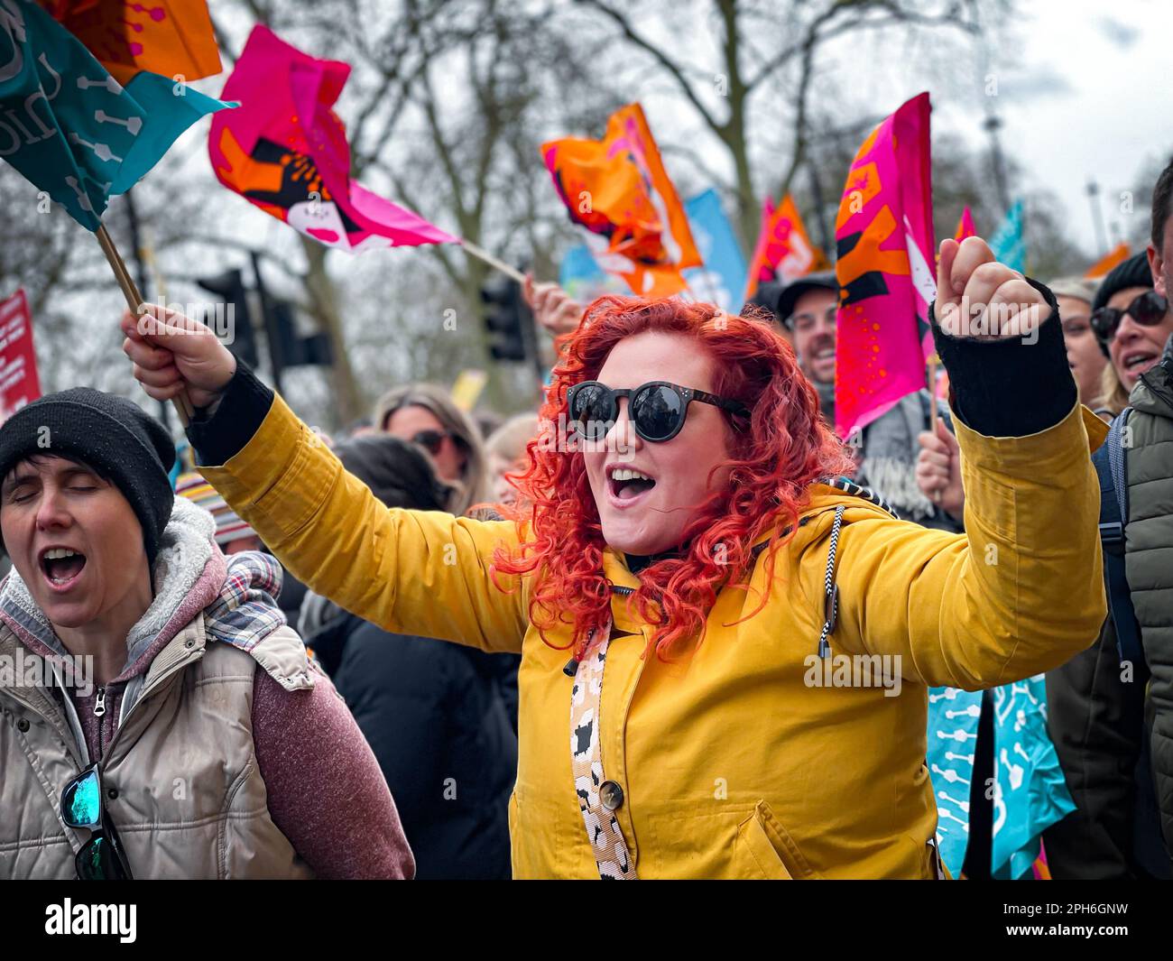 Londra, Regno Unito. 15th marzo, 2023. Manifestanti alla protesta più grande da quando sono iniziati gli scioperi. La protesta del Budget Day nel centro di Londra. Migliaia di persone hanno marciato per le strade verso Trafalgar Square, tra cui insegnanti, medici in formazione e funzionari pubblici, tutti in battuta per una retribuzione migliore e migliori condizioni di lavoro. In totale circa mezzo milione di lavoratori del settore pubblico in tutto il paese hanno superato la retribuzione. Foto Stock