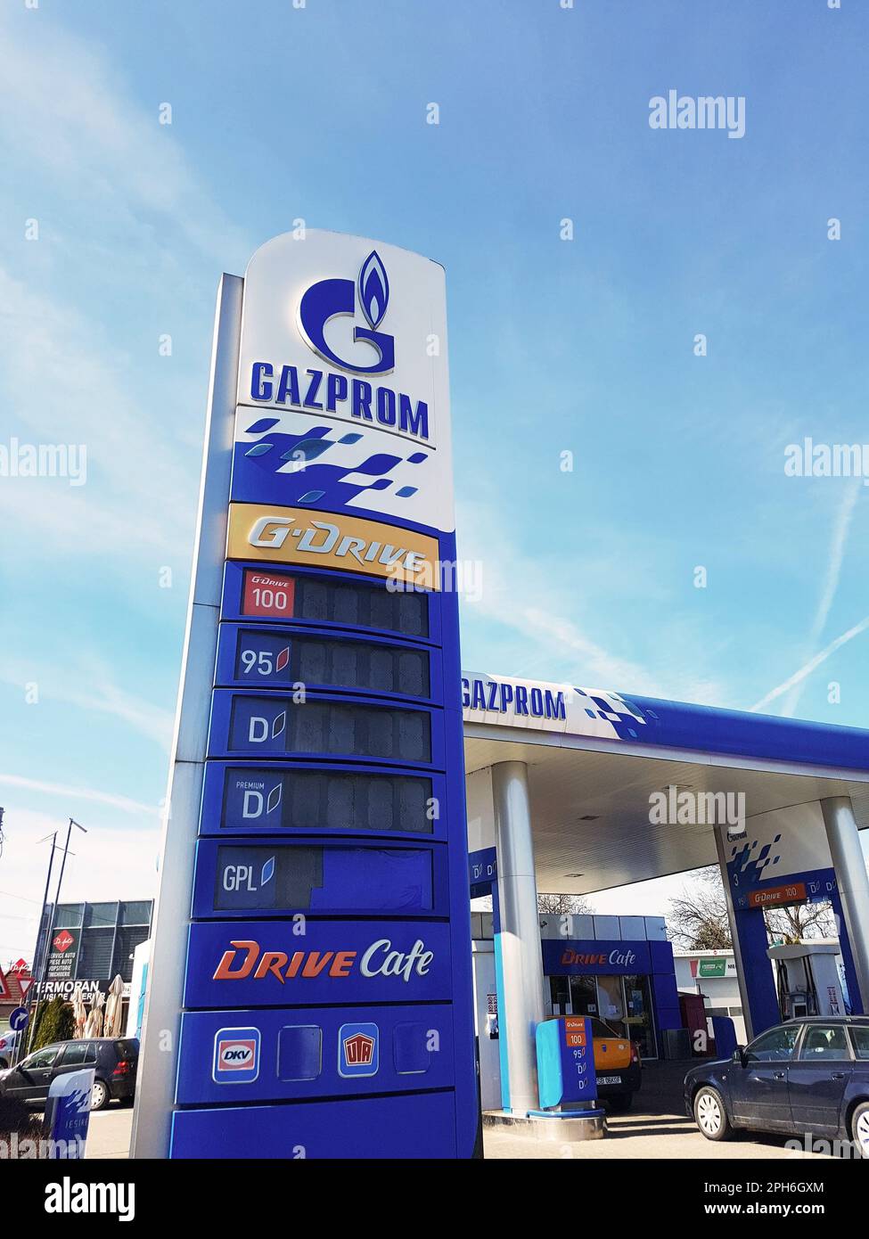 Sibiu, Romania - Marzo, 19 2023: Stazione di servizio Gazprom a Sibiu, Romania. Gazprom è una multinazionale dell'energia di proprietà statale russa Foto Stock