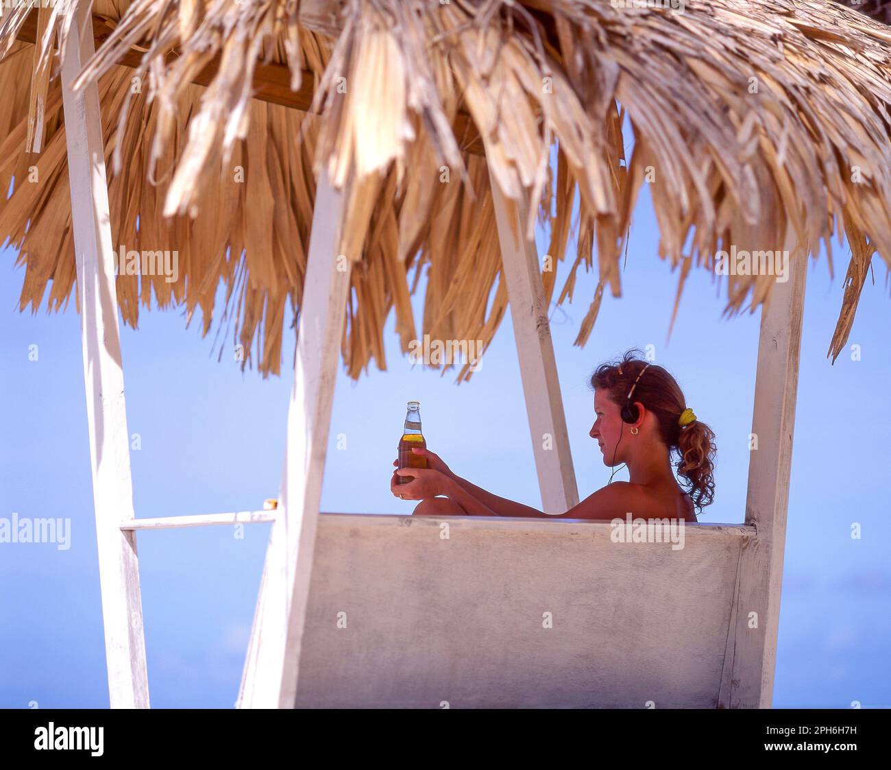 Giovane donna rilassante, Pigeon Point Lookout, Tobago, Trinidad & Tobago, piccole Antille, Caraibi Foto Stock