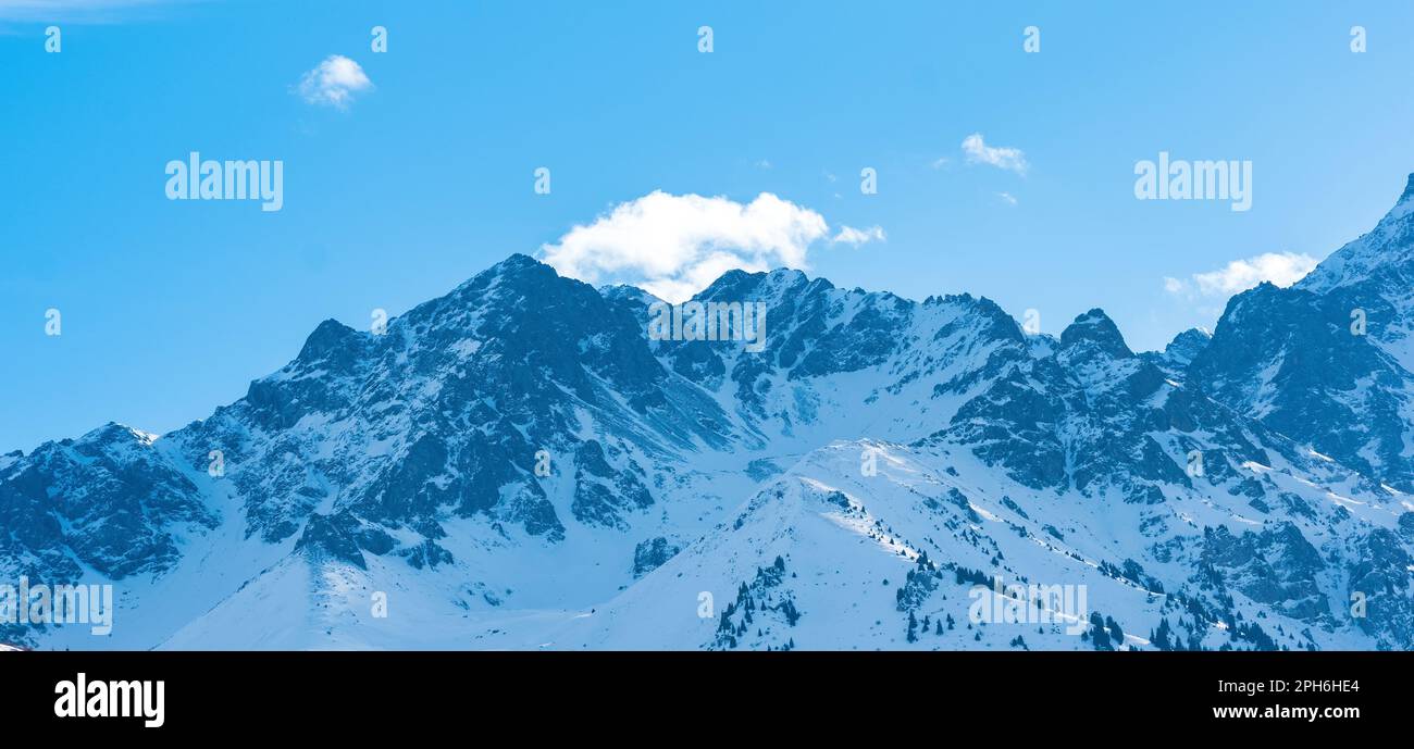 paesaggio naturale con lontane montagne innevate blu in atmosfera foschia Foto Stock