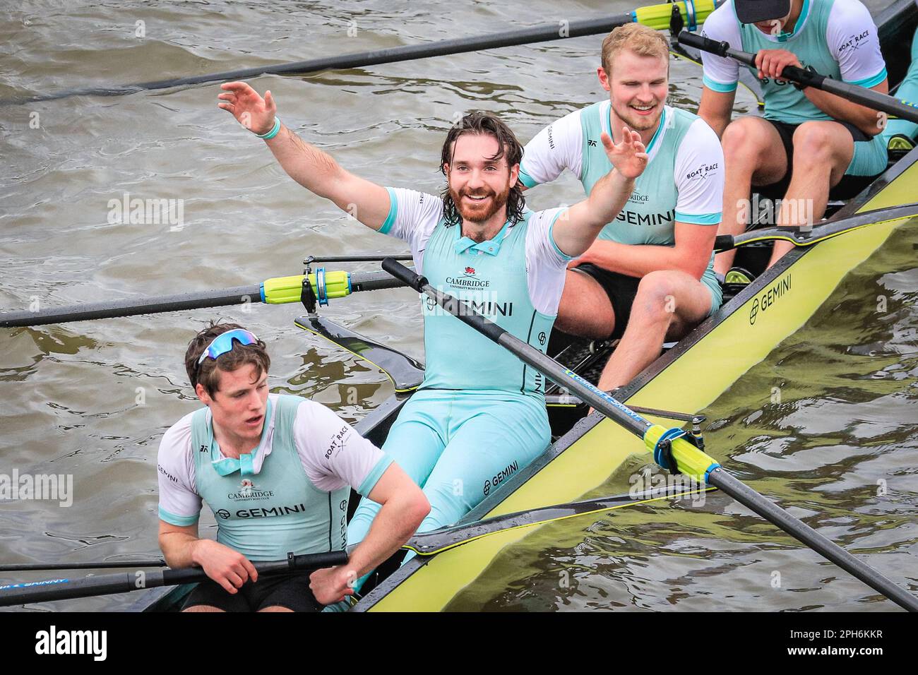 Londra, Regno Unito. 26th Mar, 2023. SEB Benzecry alza le braccia per festeggiare. The Men's Race - Cambridge vince di nuovo, dopo la vittoria precedente nella Women's Race. È in corso la gara annuale tra equipaggi dell'Università di Oxford e dell'Università di Cambridge. Oggi si estende per 185 anni di rivalità e tradizione tra le due università, su un campo da Campionato che si estende per oltre 4,25 miglia lungo il Tamigi a Londra Ovest tra Putney e Mortlake. Credit: Imageplotter/Alamy Live News Foto Stock