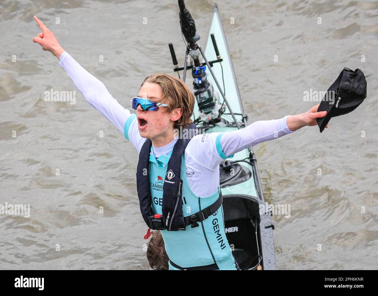 Londra, Regno Unito. 26th Mar, 2023. Cambridge Cox Jasper Parish alza le braccia per celebrare la vittoria. The Men's Race - Cambridge vince di nuovo, dopo la vittoria precedente nella Women's Race. È in corso la gara annuale tra equipaggi dell'Università di Oxford e dell'Università di Cambridge. Oggi si estende per 185 anni di rivalità e tradizione tra le due università, su un campo da Campionato che si estende per oltre 4,25 miglia lungo il Tamigi a Londra Ovest tra Putney e Mortlake. Credit: Imageplotter/Alamy Live News Foto Stock