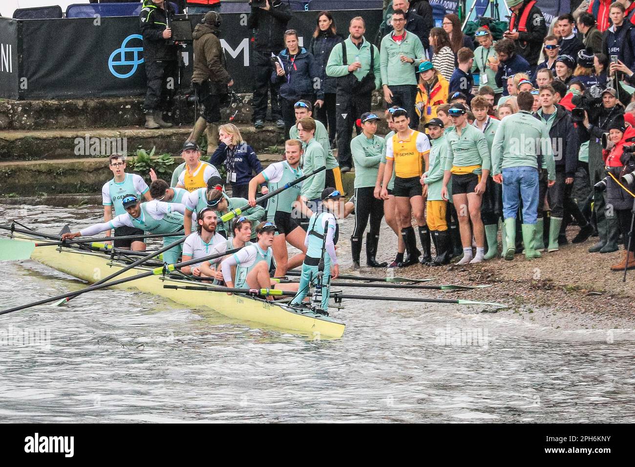 Londra, Regno Unito, 26rd marzo 2023. I festeggiamenti presso la casa della barca sono un po' silenziati in quanto uno degli equipaggi di Oxford è stato portato via dalla loro barca subito dopo il traguardo. The Men's Race - Cambridge vince di nuovo, dopo la vittoria precedente nella Women's Race. È in corso la gara annuale tra equipaggi dell'Università di Oxford e dell'Università di Cambridge. Oggi si estende per 185 anni di rivalità e tradizione tra le due università, su un campo da Campionato che si estende per oltre 4,25 miglia lungo il Tamigi a Londra Ovest tra Putney e Mortlake. Gli equipaggi competono in otto barche a remi, ciascuna ste Foto Stock