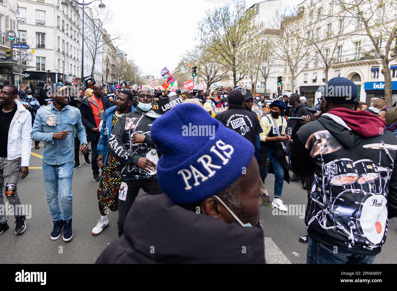 Parigi, Francia. 25th Mar, 2023. Un migrante ha visto indossare un cappello stampato a Parigi durante una manifestazione contro la legge di Darmanin. Migliaia di migranti francesi e non documentati hanno marciato contro il disegno di legge del ministro degli interni francese Gerald Darmanin, che intende limitare ulteriormente il diritto di asilo, di precarietà e di criminalizzazione degli immigrati e aumentare la quota di manodopera che può essere costretta a lavorare e deportata a volontà. (Foto di Telmo Pinto/SOPA Images/Sipa USA) Credit: Sipa USA/Alamy Live News Foto Stock