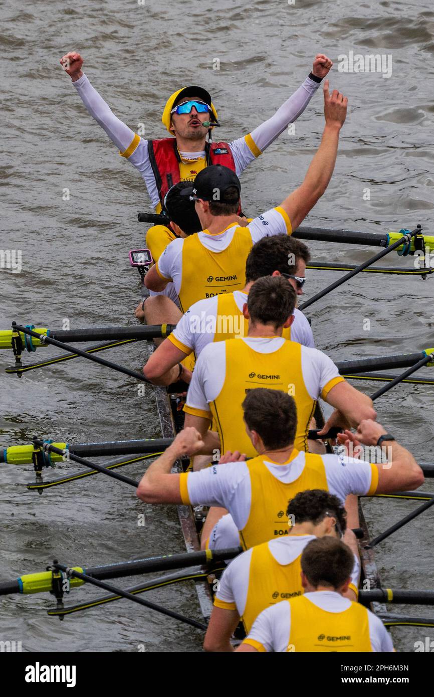 Londra, Regno Unito. 26th Mar, 2023. Il secondo equipaggio Mens finisce con una vittoria per Goldie (cambridge) e il cox celebra - la corsa in barca tra Oxford e Cambridge University termina a Chiswick Bridge. Credit: Guy Bell/Alamy Live News Foto Stock