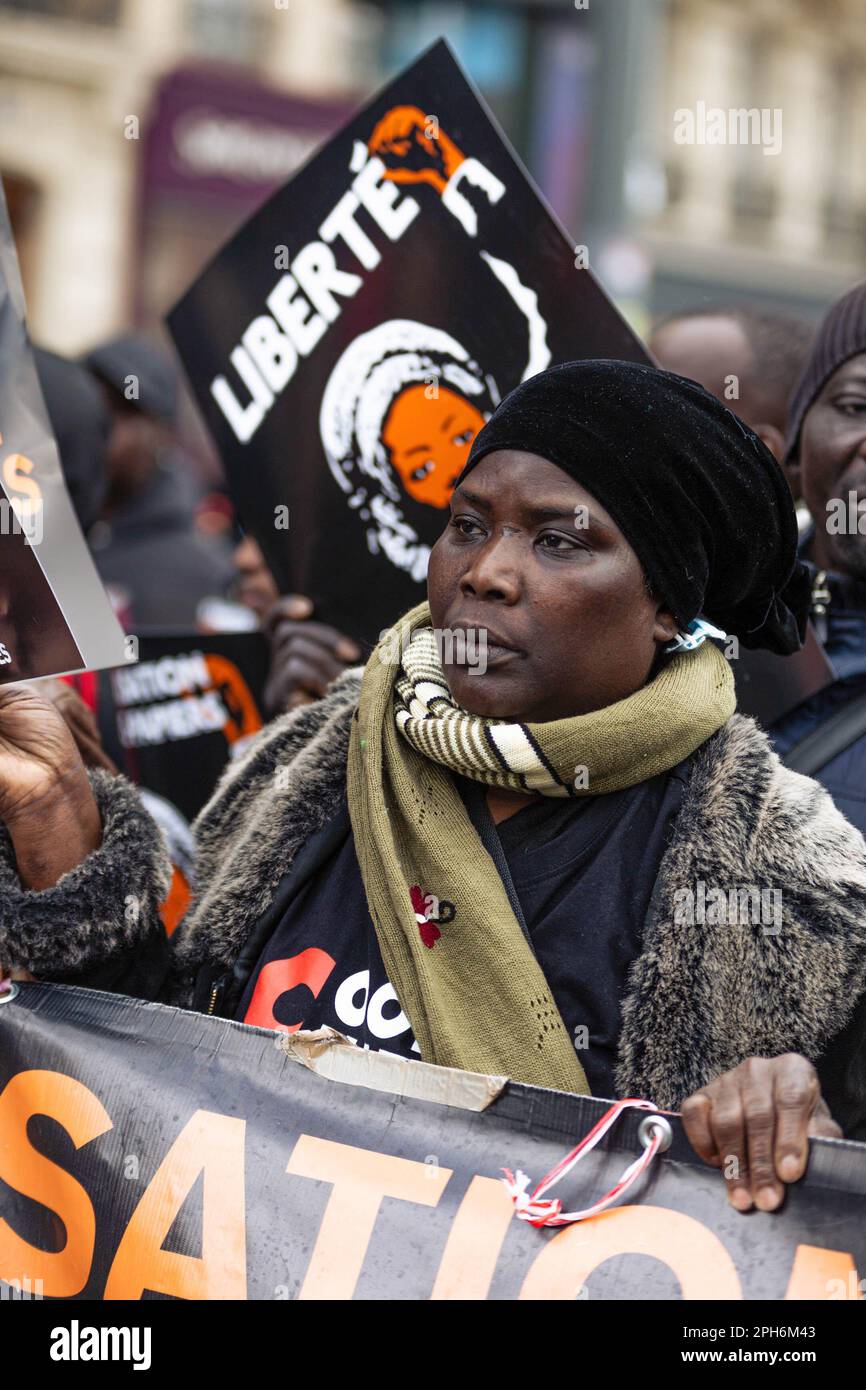 Parigi, Francia. 25th Mar, 2023. Una donna migrante è vista davanti ad un cartello che dice 'Libertè' durante una manifestazione contro la legge del Darmanin. Migliaia di migranti francesi e non documentati hanno marciato contro il disegno di legge del ministro degli interni francese Gerald Darmanin, che intende limitare ulteriormente il diritto di asilo, di precarietà e di criminalizzazione degli immigrati e aumentare la quota di manodopera che può essere costretta a lavorare e deportata a volontà. (Foto di Telmo Pinto/SOPA Images/Sipa USA) Credit: Sipa USA/Alamy Live News Foto Stock