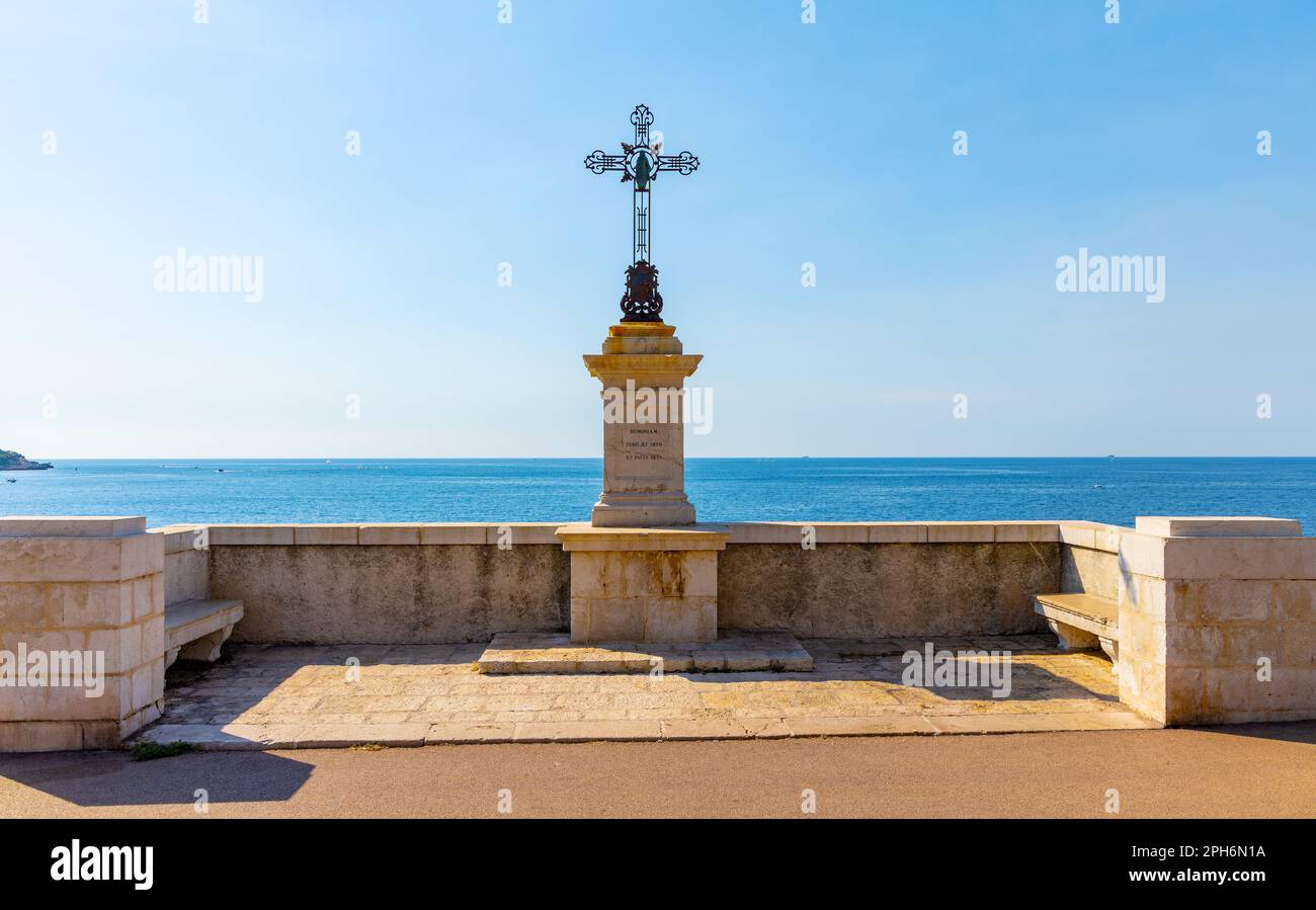 Nizza, Francia - 5 agosto 2022: Jubilee Memorial Cross Sangement Monument aux Morts Memorial sulla riva del Mar Mediterraneo nel quartiere storico del porto di Nizza Foto Stock