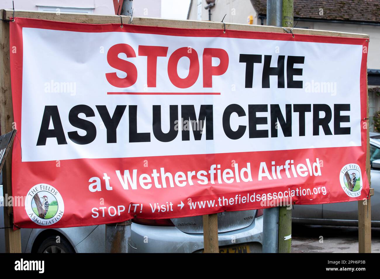 Braintree, Regno Unito. 26th Mar, 2023. 26th marzo 2023, Un banner che dice "Stop the Asylum Centre" a Wethersfield, Braintree, Essex, MDP Wethersfield, un'ex base RAF, sta parlando per diventare alloggio per i richiedenti asilo. Ci sono state notizie del governo di iniziare a utilizzare le basi dell'esercito e i traghetti disutilizzati per ospitare i migranti. Credit: Lucy North/Alamy Live News Foto Stock