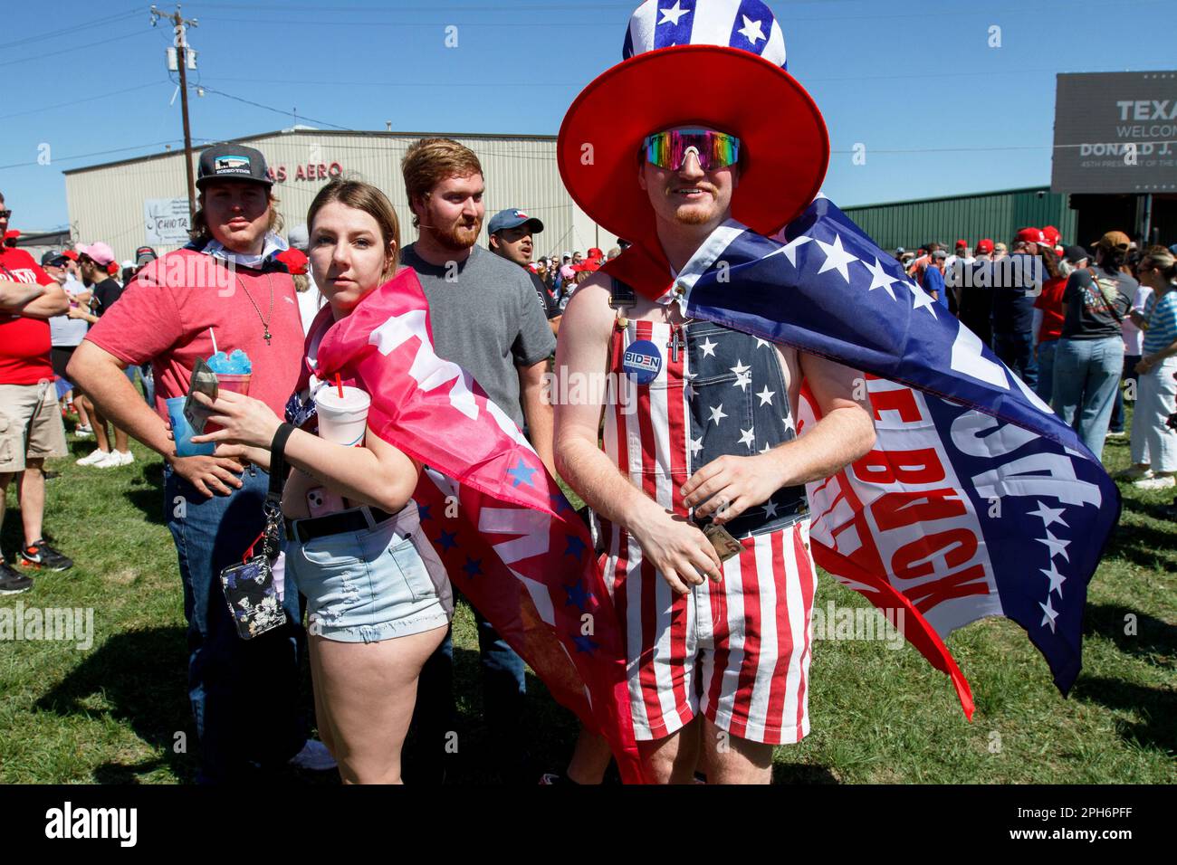 Waco, Texas, Stati Uniti. 23rd Mar, 2023. Un gruppo di giovani sostenitori di Trump attende in coda per entrare nel primo Rally di Donald Trump per le prossime elezioni presidenziali del 2024 presso l'aeroporto regionale di Waco in Texas. (Credit Image: © Jaime Carrero/ZUMA Press Wire) SOLO PER USO EDITORIALE! Non per USO commerciale! Foto Stock