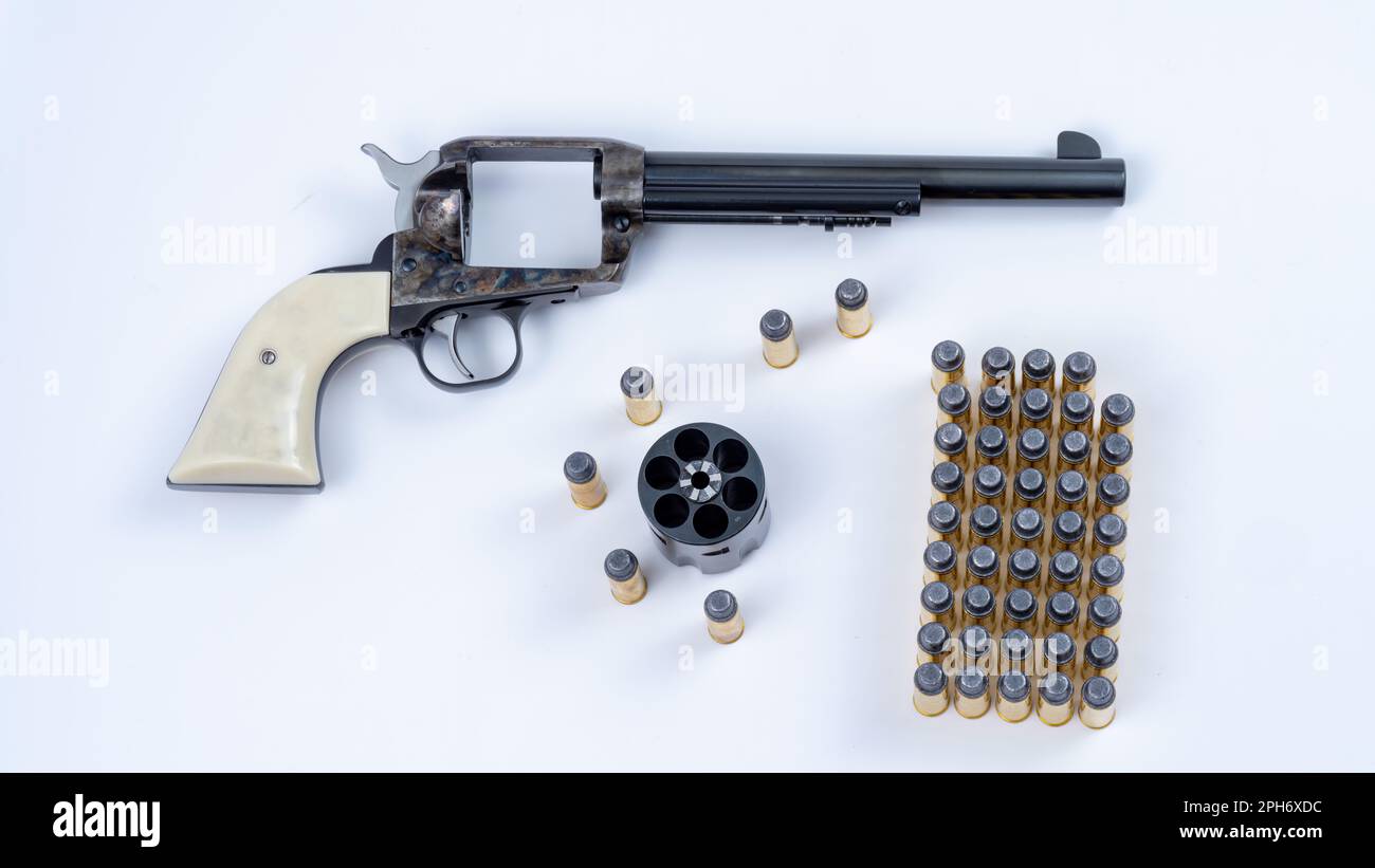 Munizioni pronte per essere caricate in una vecchia pistola Foto Stock