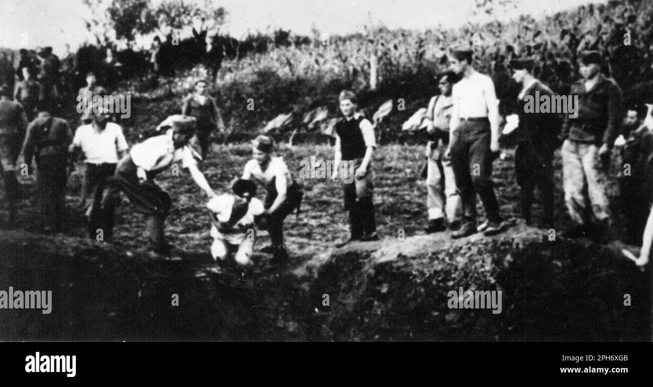 Ustaše milizia che esegue persone su una tomba di massa vicino al campo di concentramento di Jasenovac. Gli Ustase (un fanatico movimento fascista croato) erano l'unico governo collaborazionista nazista che gestiva i propri campi di concentramento e sterminio e massacravano ebrei, ROM e serbi con una savaglia che sconvolgeva persino i nazisti. Foto Stock