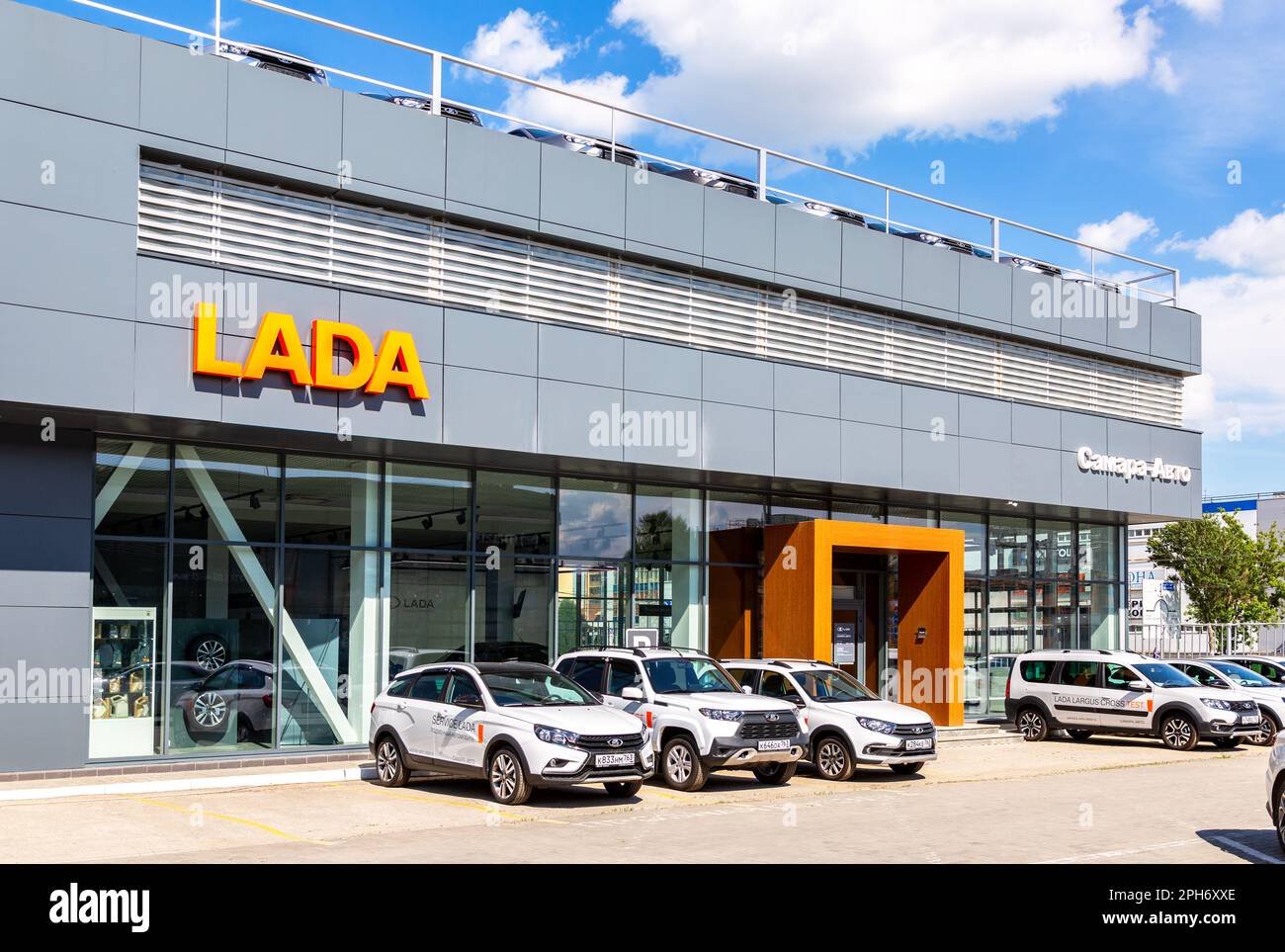 Samara, Russia - 18 giugno 2022: Concessionario Lada ufficio del concessionario ufficiale. Lada è un'azienda automobilistica russa. Testo in russo: Samara Auto Foto Stock