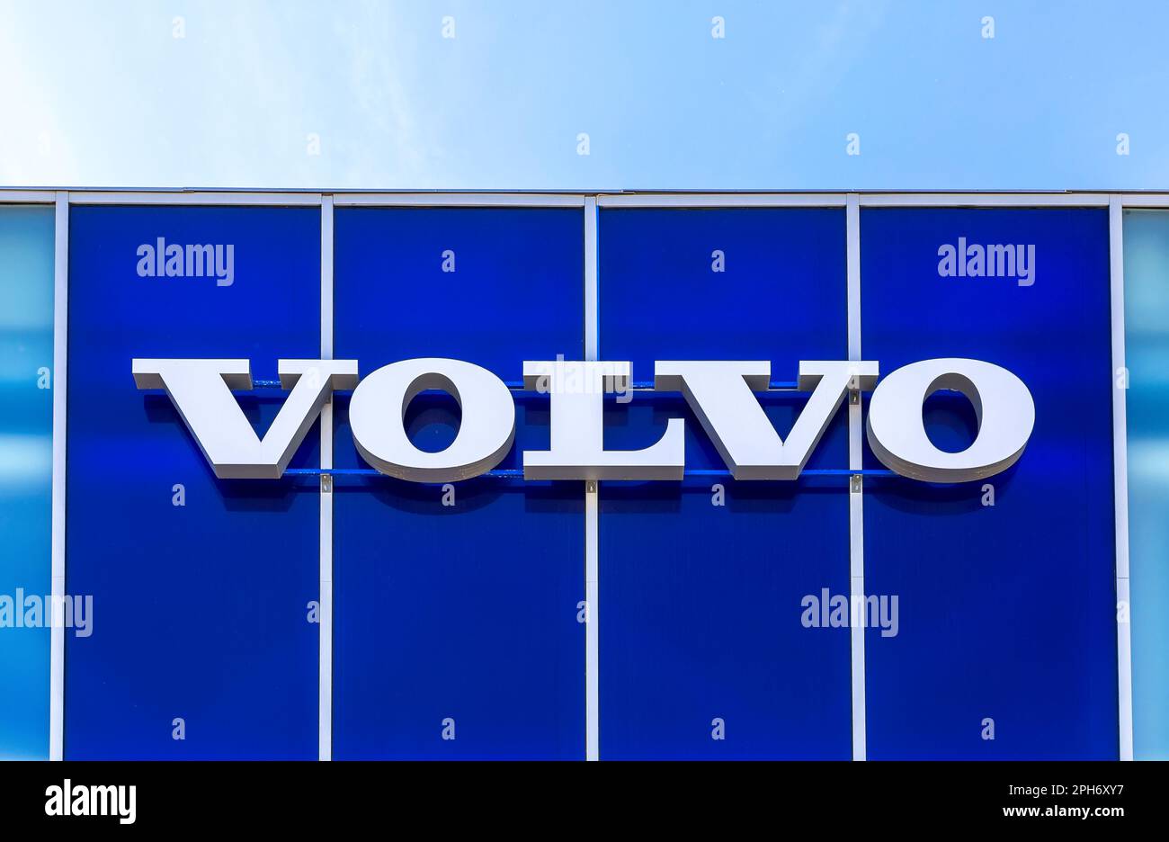 Samara, Russia - 18 giugno 2022: Cartello Volvo all'ufficio del concessionario ufficiale contro il cielo. Volvo è un'azienda automobilistica svedese Foto Stock