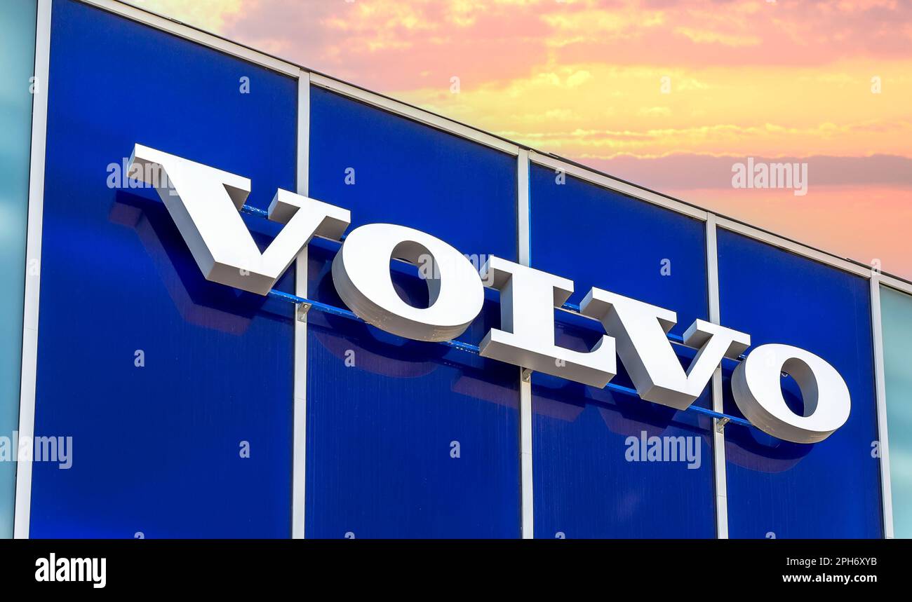 Samara, Russia - 18 giugno 2022: Cartello Volvo all'ufficio del concessionario ufficiale contro il cielo. Volvo è un'azienda automobilistica svedese Foto Stock