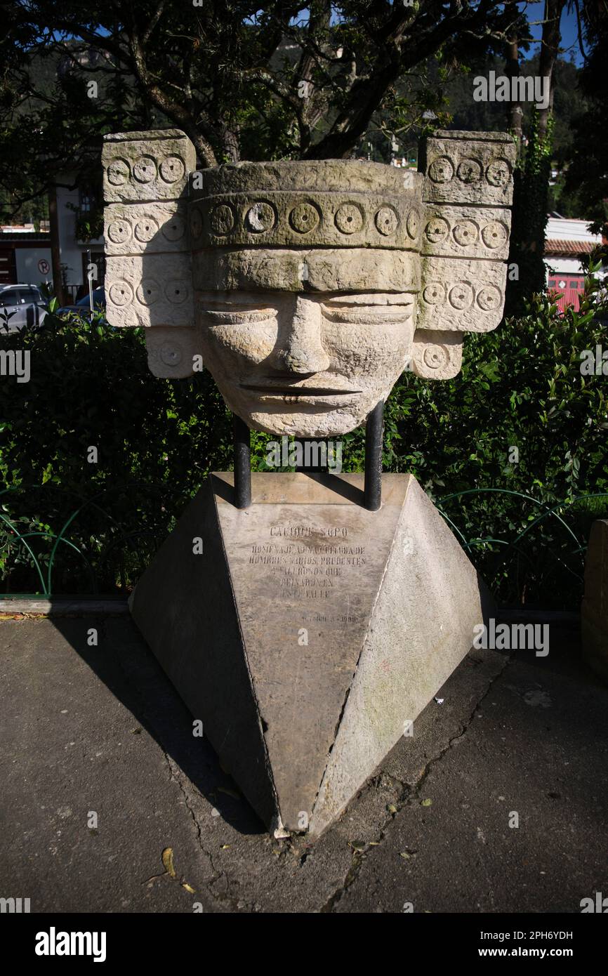 22 gennaio 2023, Sopo, Cundinamarca, Colombia: Scultura in onore delle popolazioni preispaniche nella piazza principale della città, Piazza Tibas. Foto Stock