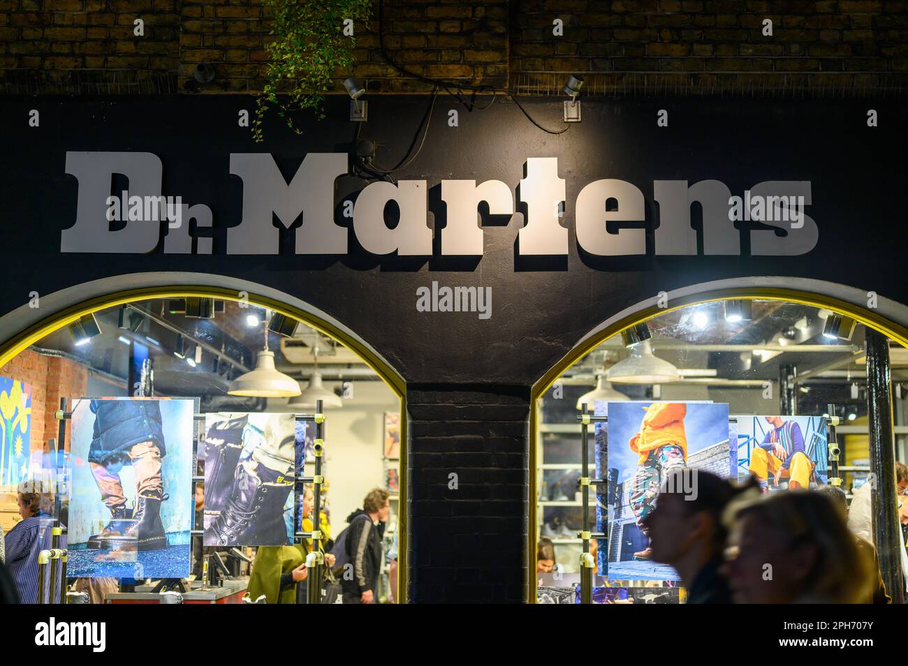 LONDRA - 12 novembre 2022: L'iconico negozio Dr Martens di Londra risplende di notte, con il suo cartello illuminato che ne disegna l'occhio. Foto Stock