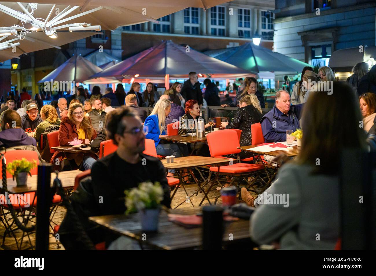 LONDRA - 12 novembre 2022: Scoprite l'atmosfera di Covent Garden con cene notturne e socializzanti in un ristorante all'aperto. Foto Stock