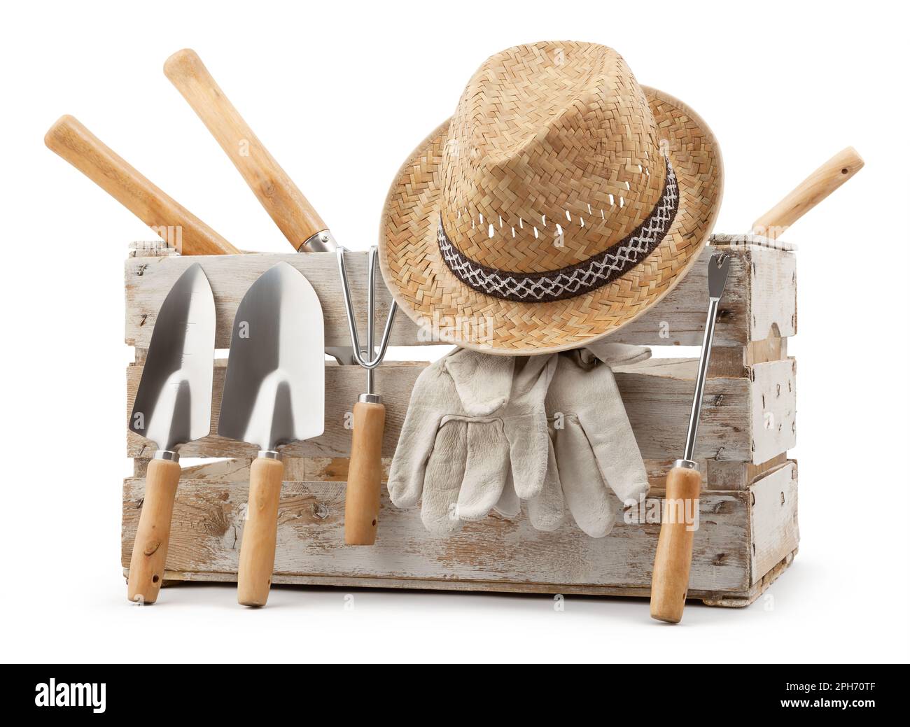 Set di utensili da giardinaggio, cassa in legno con kit attrezzi da giardino in alluminio, cazzuola con manico in legno, cappello in paglia e guanti protettivi, isolata su dorso bianco Foto Stock