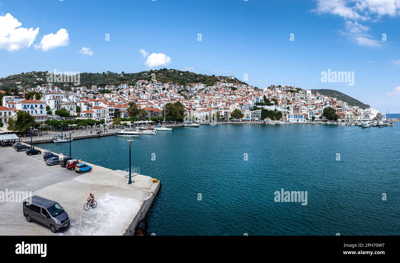 Viaggio in traghetto da Skiathos all'isola di Skopelos; vista panoramica del porto di Skopelos, arcipelago delle Sporadi, Grecia Foto Stock