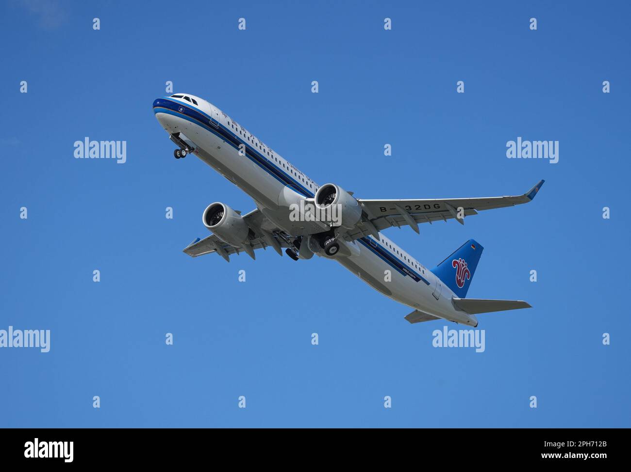 Amburgo, Germania. 24th Mar, 2023. Un Airbus A321-200 Neo della compagnia aerea China Southern decollerà dal campo aereo di Finkenwerder e si ripiegherà sul suo carrello di atterraggio poco dopo. Lo speciale campo di atterraggio fa parte della fabbrica Airbus. Credit: Soeren Stache/dpa/Alamy Live News Foto Stock