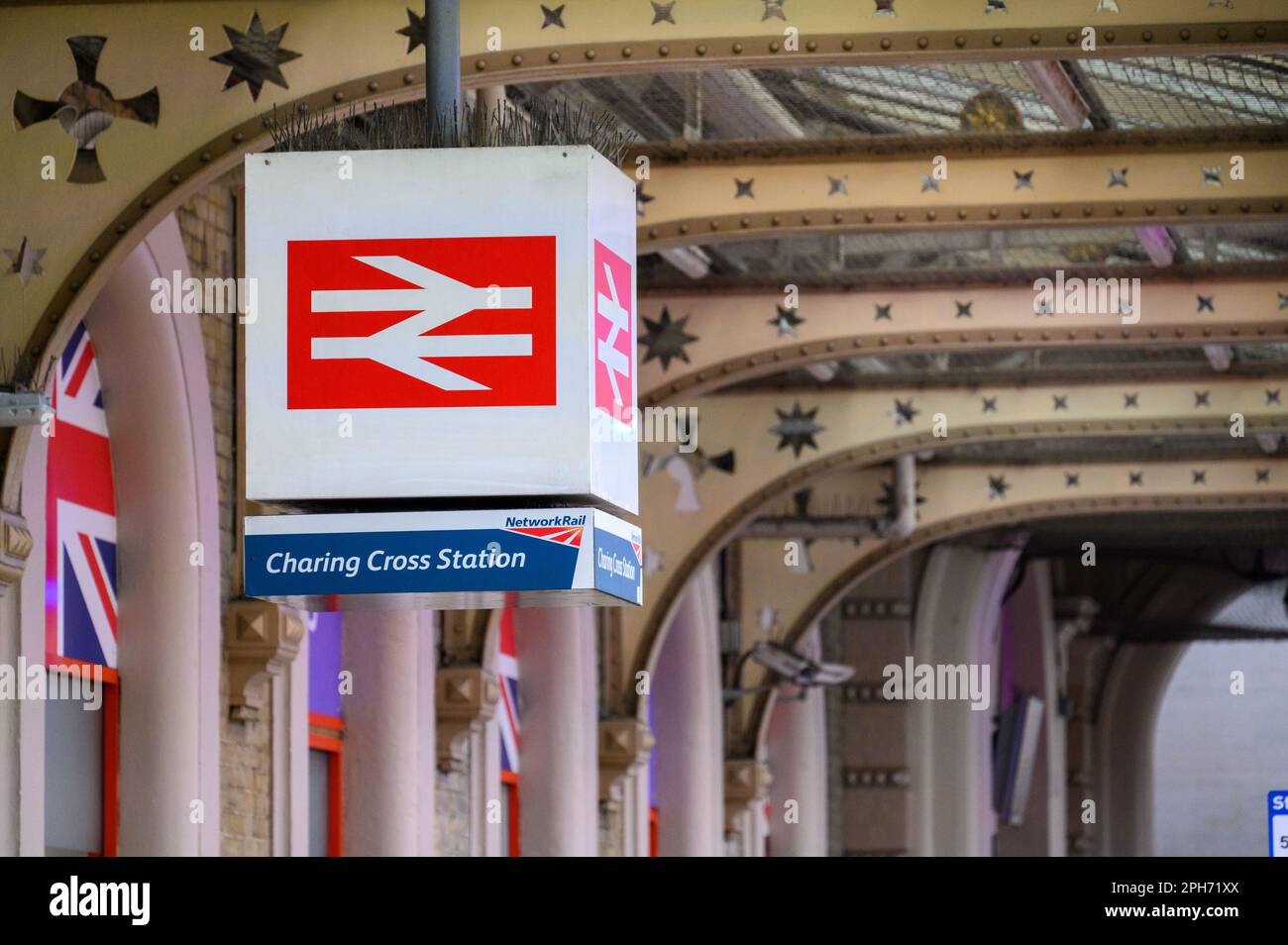LONDRA - 13 novembre 2022: Simbolo dello storico sistema ferroviario londinese, questo cartello vintage fuori dalla stazione di Charing Cross è un must per qualsiasi transp Foto Stock