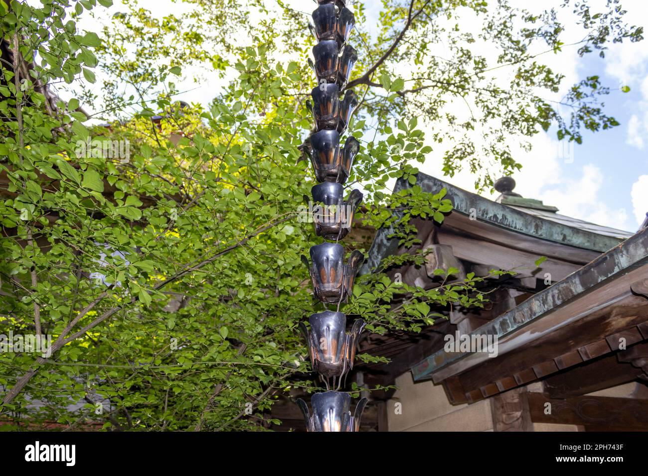 Un primo piano di un tradizionale giapponese della catena di pioggia  (kusaridoi Foto stock - Alamy