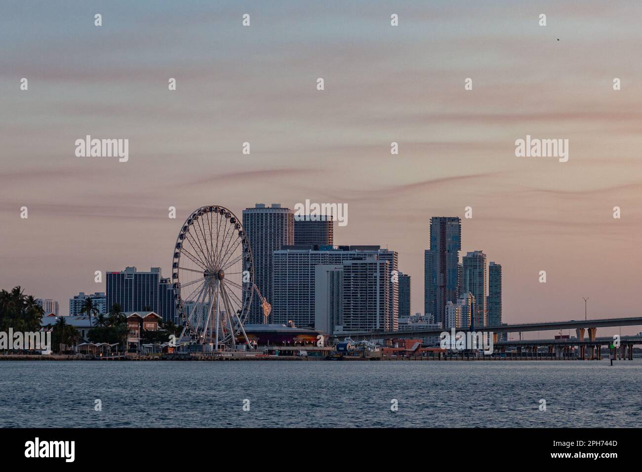 Alba sul bayside a Miami, skyline con ruota panoramica, Florida, Stati Uniti Foto Stock