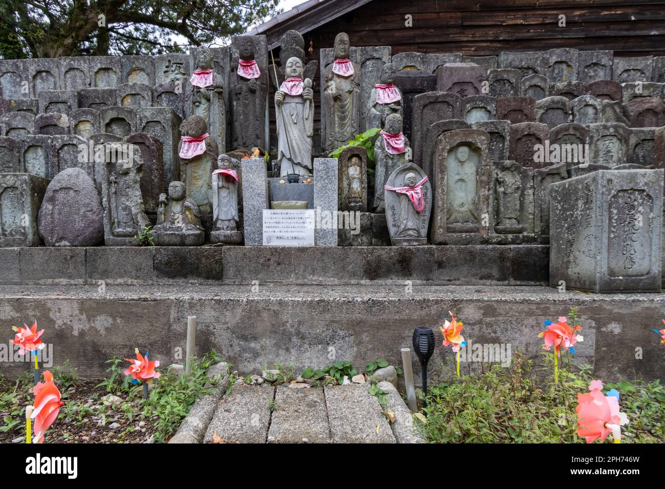 Memoriali di pietra nel cimitero, Kanazawa, Ishikawa, Giappone. Foto Stock