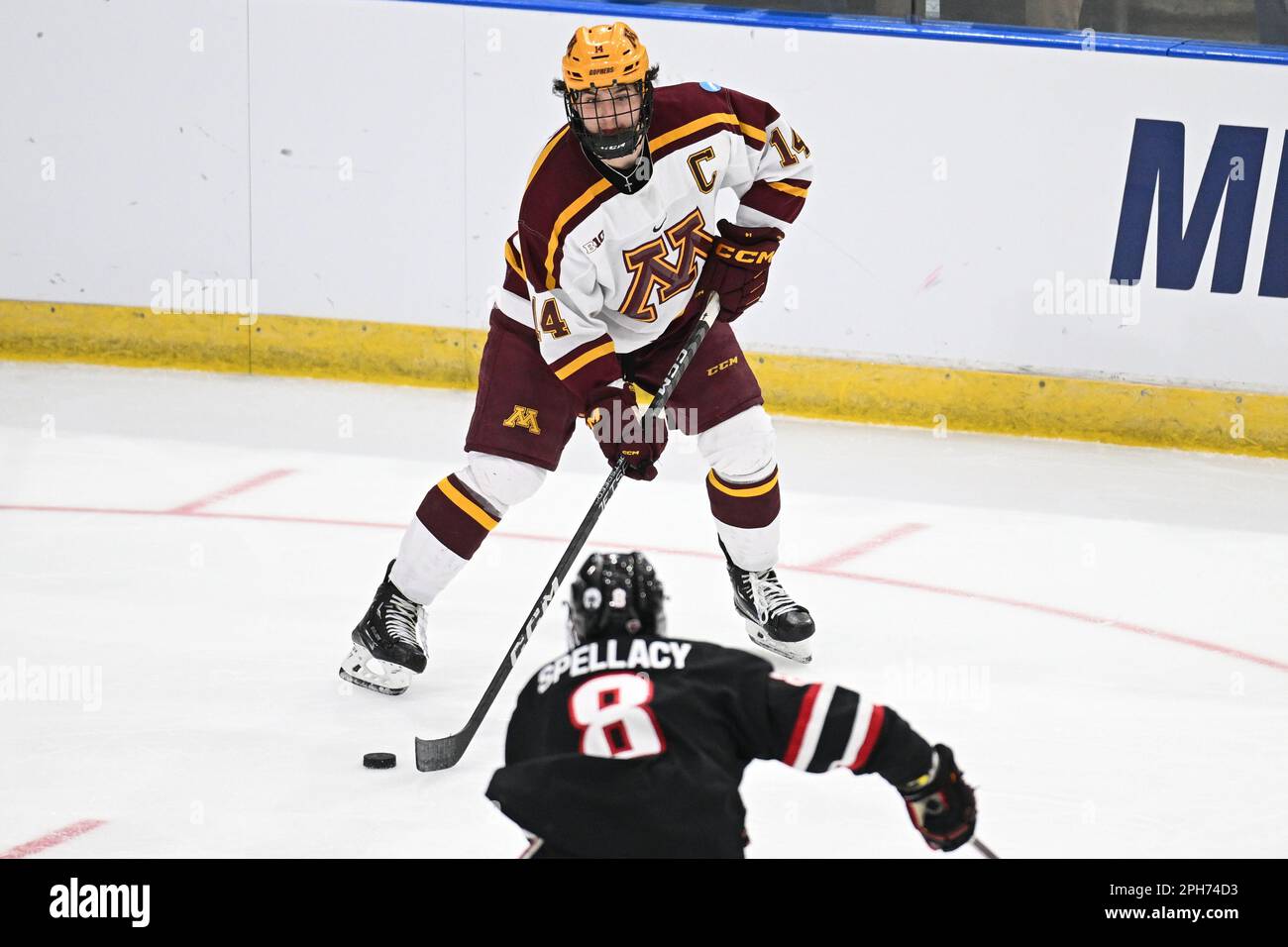 Il difensore dei Minnesota Gophers Brock Faber (14) gioca il puck durante la partita di campionato del torneo di hockey su ghiaccio degli uomini della West Regional NCAA tra il St Cloud state Huskies e la University of Minnesota Golden Gophers alla Scheels Arena di Fargo, ND, sabato 25 marzo 2023. Numero uno seme complessivo Minnesota ha vinto 4-1 e avanza ai quattro congelati. Di Russell Hons/CSM Foto Stock