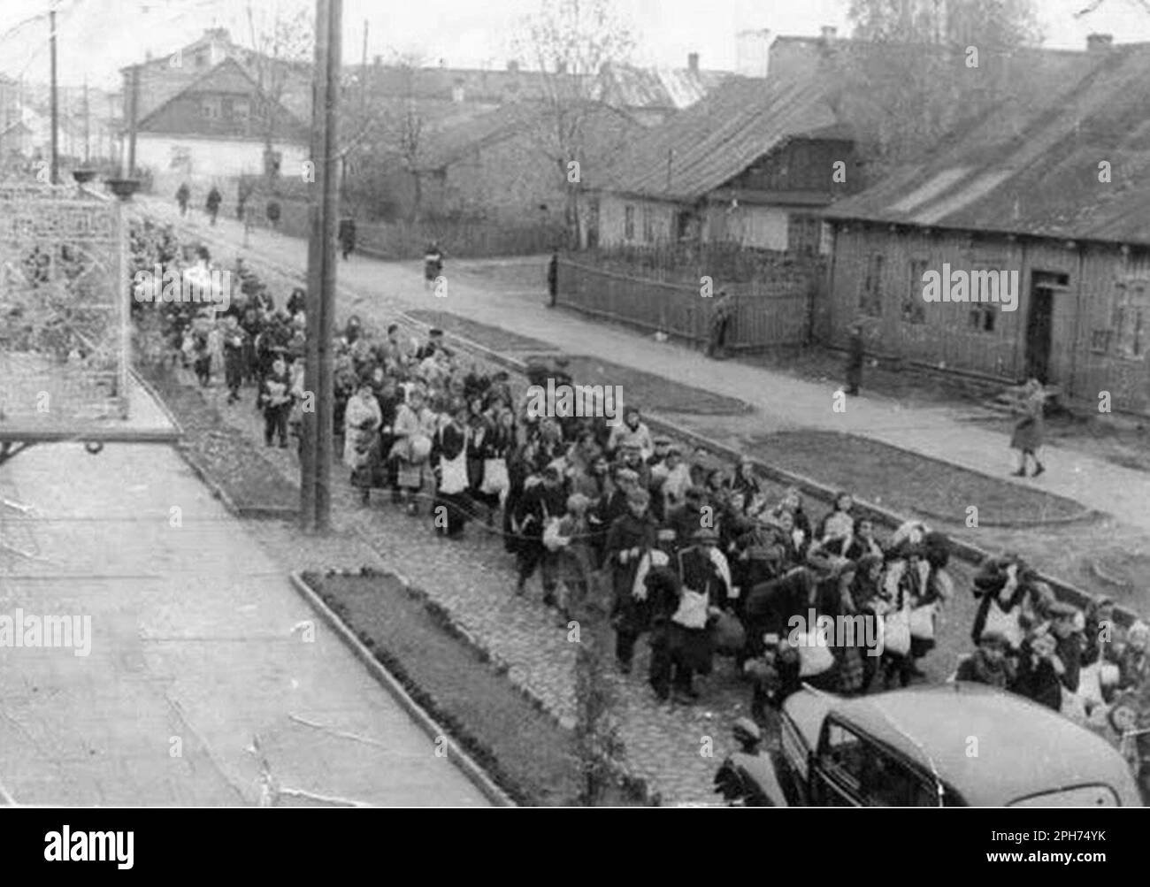 Una colonna di ebrei è stata marciata dal villaggio di Koskie al campo di sterminio di Treblinka. Foto Stock