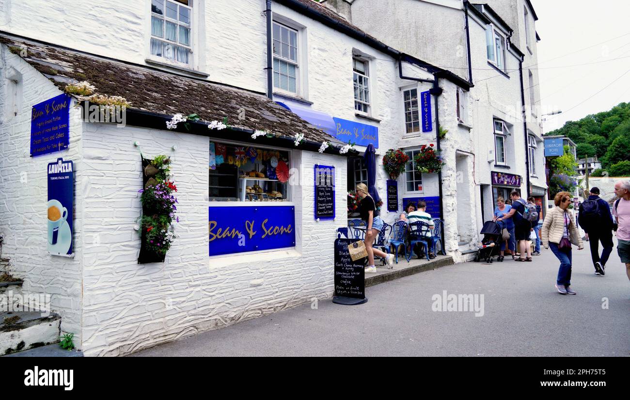 Pub e ristoranti in questo pittoresco villaggio, evocano le immagini delle sue storiche avventure marittime insieme al suo contrabbandiere e folklore pirata Foto Stock