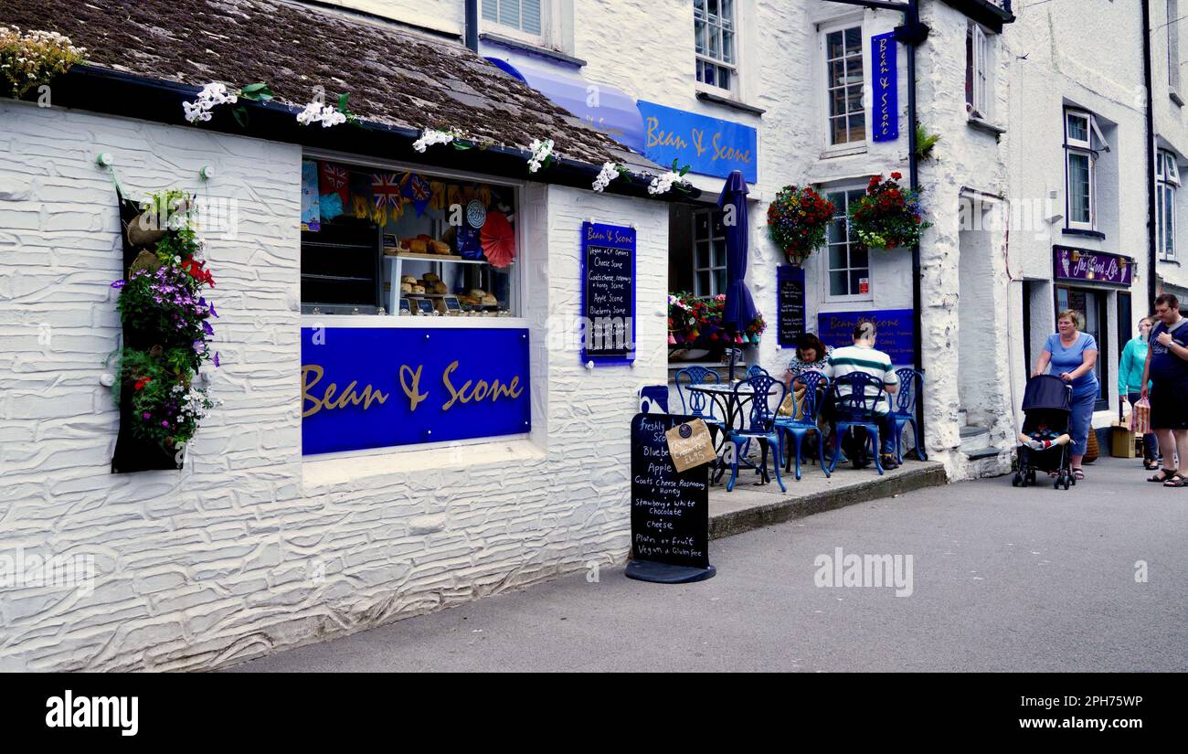 Pub e ristoranti in questo pittoresco villaggio, evocano le immagini delle sue storiche avventure marittime insieme al suo contrabbandiere e folklore pirata Foto Stock