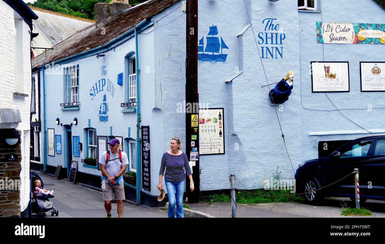 Pub e ristoranti in questo pittoresco villaggio, evocano le immagini delle sue storiche avventure marittime insieme al suo contrabbandiere e folklore pirata Foto Stock