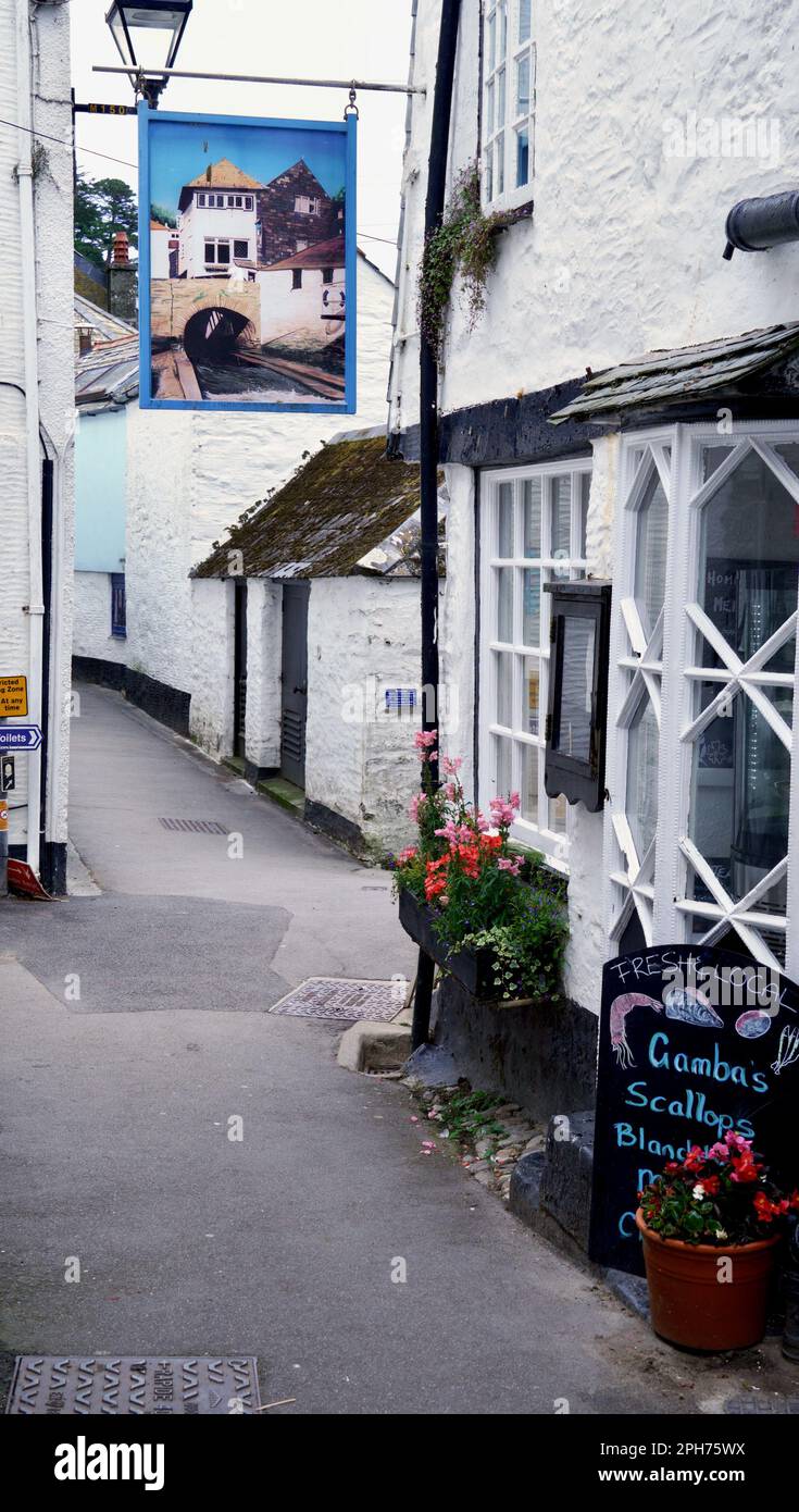 Pub e ristoranti in questo pittoresco villaggio, evocano le immagini delle sue storiche avventure marittime insieme al suo contrabbandiere e folklore pirata Foto Stock