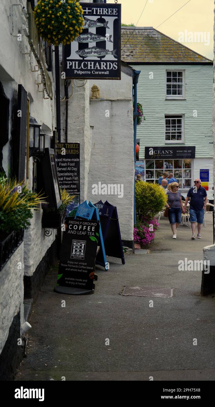 Pub e ristoranti in questo pittoresco villaggio, evocano le immagini delle sue storiche avventure marittime insieme al suo contrabbandiere e folklore pirata Foto Stock