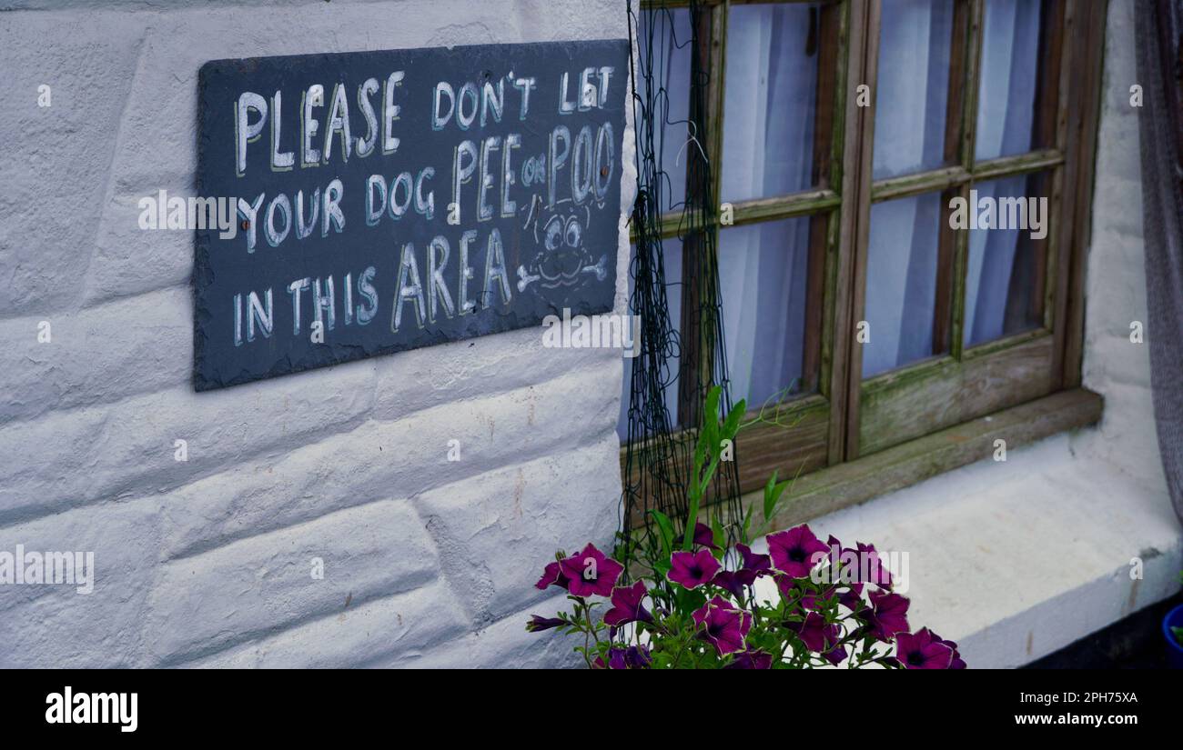 Pub e ristoranti in questo pittoresco villaggio, evocano le immagini delle sue storiche avventure marittime insieme al suo contrabbandiere e folklore pirata Foto Stock
