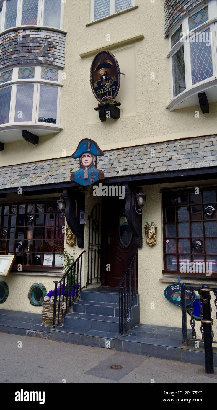 Pub e ristoranti in questo pittoresco villaggio, evocano le immagini delle sue storiche avventure marittime insieme al suo contrabbandiere e folklore pirata Foto Stock