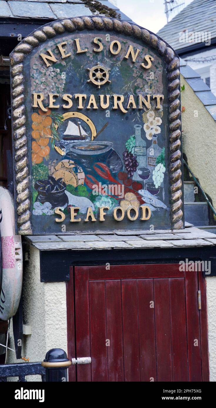 Pub e ristoranti in questo pittoresco villaggio, evocano le immagini delle sue storiche avventure marittime insieme al suo contrabbandiere e folklore pirata Foto Stock