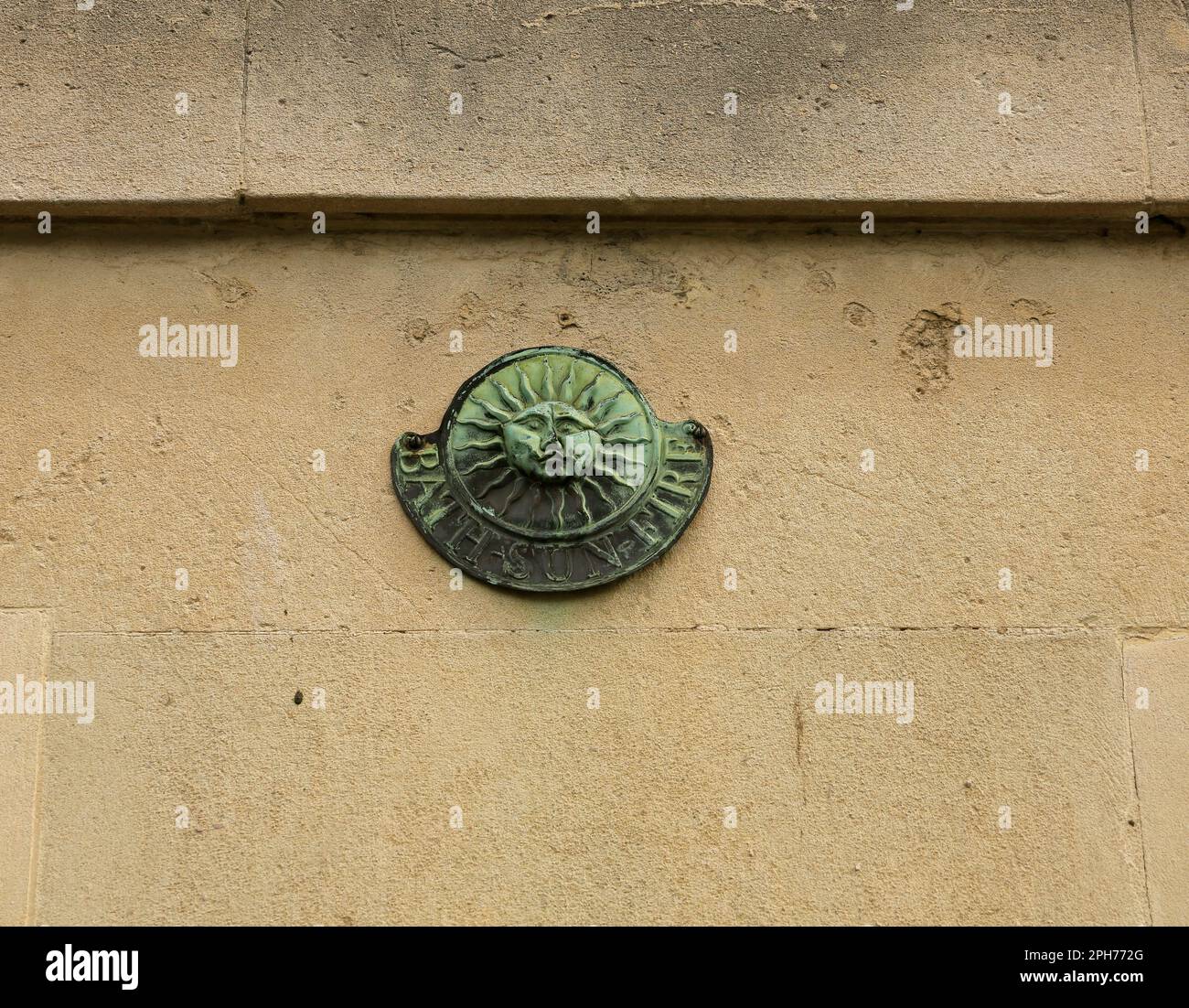 Targa di assicurazione Bronze Sun Fire su una casa a Bath. La casa era assicurata contro il fuoco. Data marzo 2023. cym Foto Stock