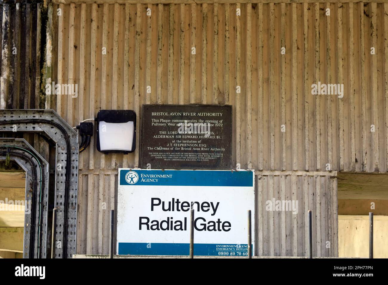 Pulteney Radial Gate Flood Defense, River Avon, Bath, vicino al Pulteney Bridge. Data marzo 2023. cym Foto Stock