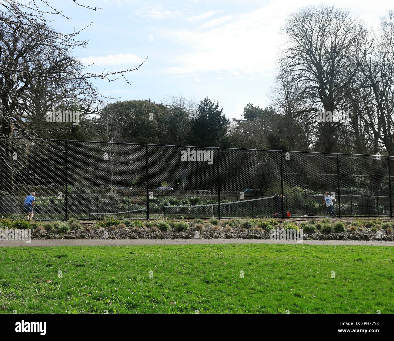 Sidney Gardens, campo da tennis e uomini maturi che giocano a tennis. Data marzo 2023. Foto Stock