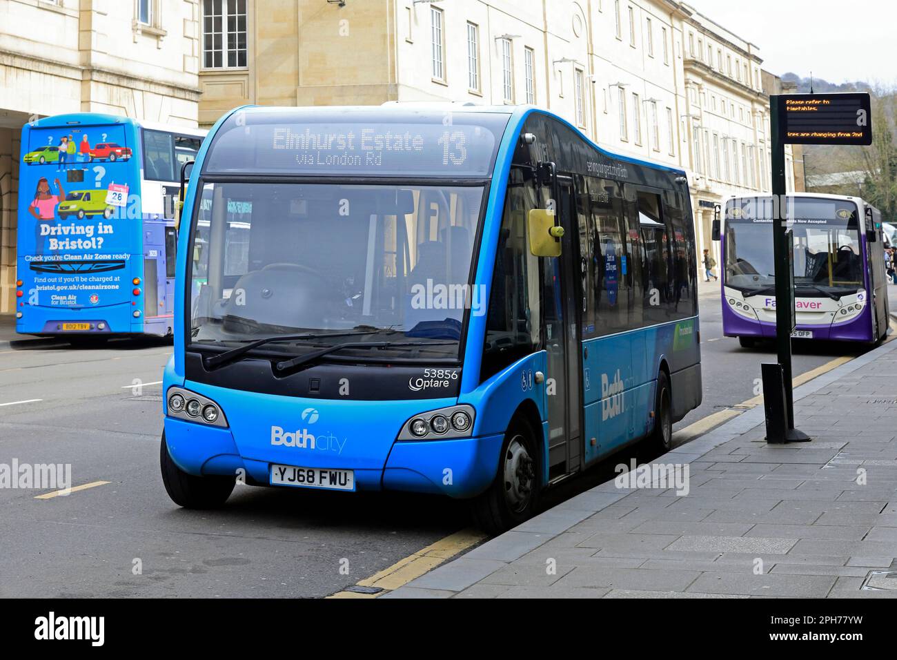 Autobus blu alla fermata dell'autobus, stazione degli autobus di Bath. N. 13. Elmhurst Estate. Foto Stock