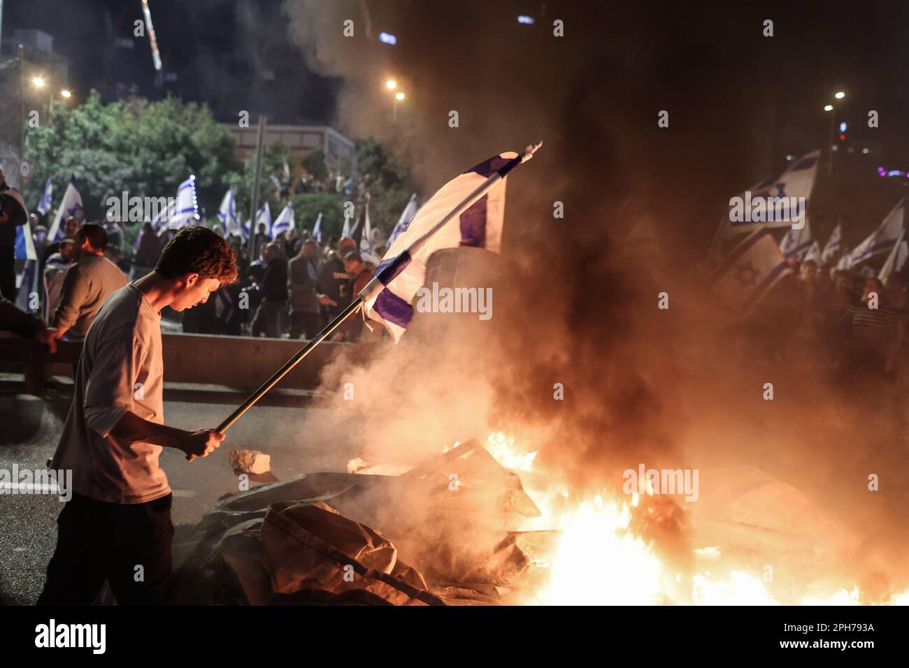 Tel Aviv, Israele. 26th Mar, 2023. I manifestanti israeliani scendono in piazza dopo che il primo ministro Benjamin Netanyahu ha annunciato il licenziamento del ministro della Difesa Yoav Galant. Il primo ministro israeliano Benjamin Netanyahu ha licenziato il ministro della Difesa Yoav Galant dopo aver invitato il governo a fermare la sua controversa riforma giudiziaria, ha affermato un portavoce del partito conservatore di destra di Netanyahu. Credit: Ilia Yefimovich/dpa/Alamy Live News Foto Stock