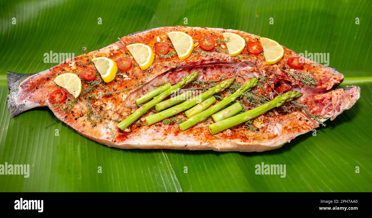 Tambaqui (Colossoma macromomomon) pesce d'acqua dolce brasiliano tradizionale dell'Amazzonia e Pantanal, su foglia di banana. Foto Stock
