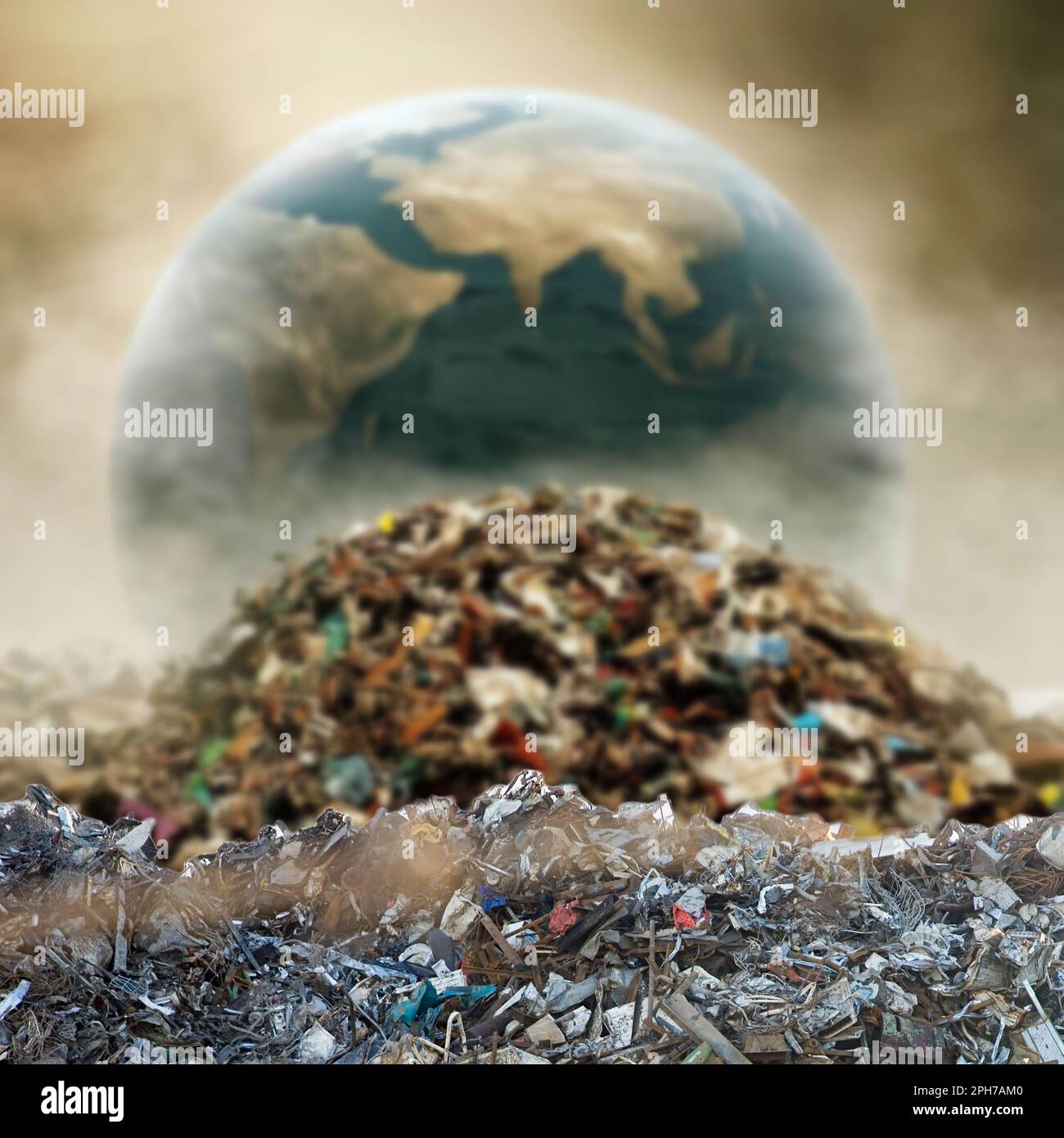 Un'immagine dell'inquinamento terrestre con un globo avvolto nel fumo e un mucchio di rifiuti in primo piano Foto Stock