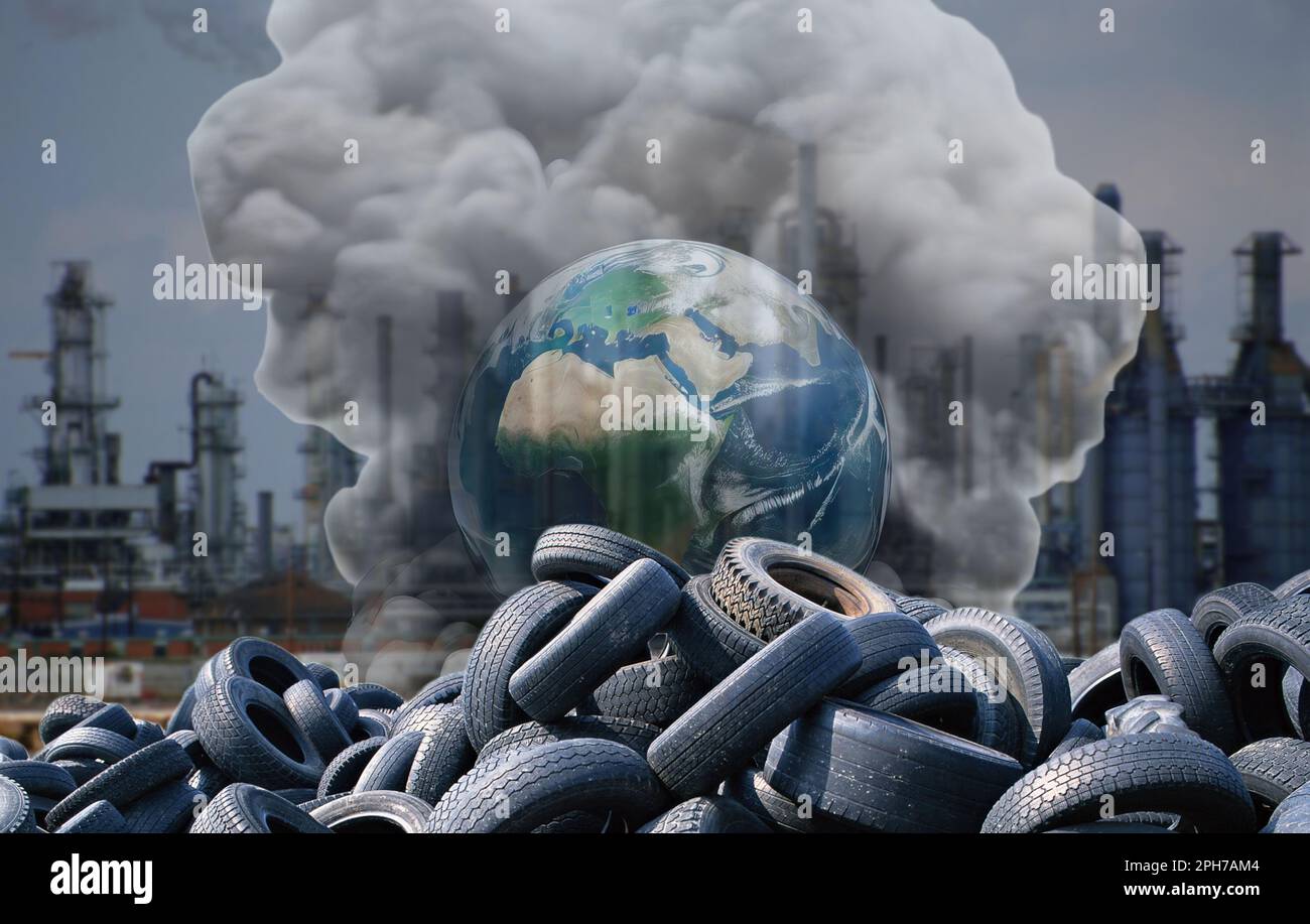 Un'immagine dell'inquinamento terrestre con un globo avvolto nel fumo e un mucchio di rifiuti in primo piano Foto Stock