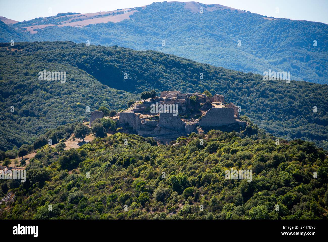 Il castello di Termes, uno dei castelli catari del sud della Francia, è stato costruito in una posizione strategica su una collina nella regione di Corbières. Foto Stock